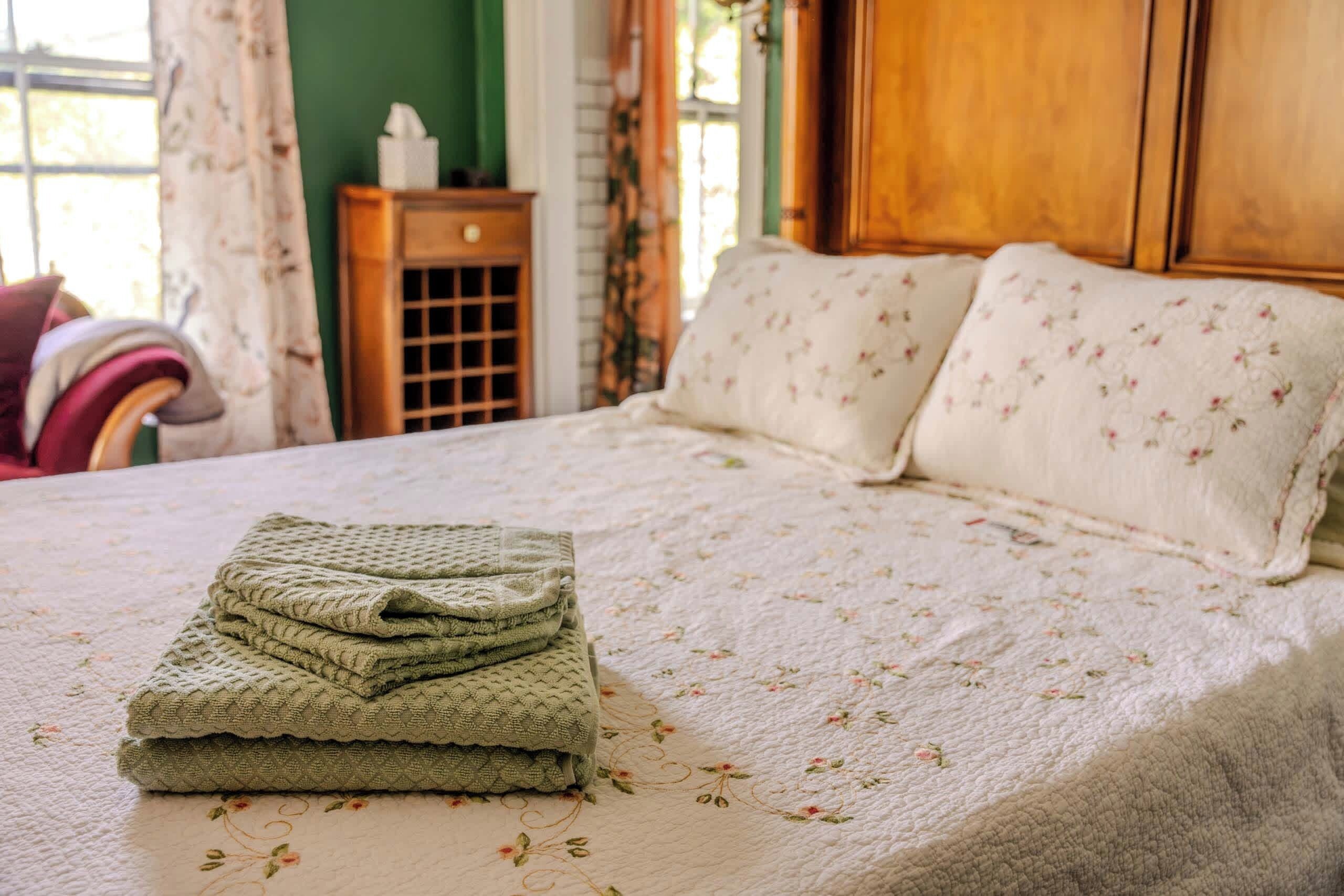 6 bedrooms, desk, iron/ironing board, WiFi (free)