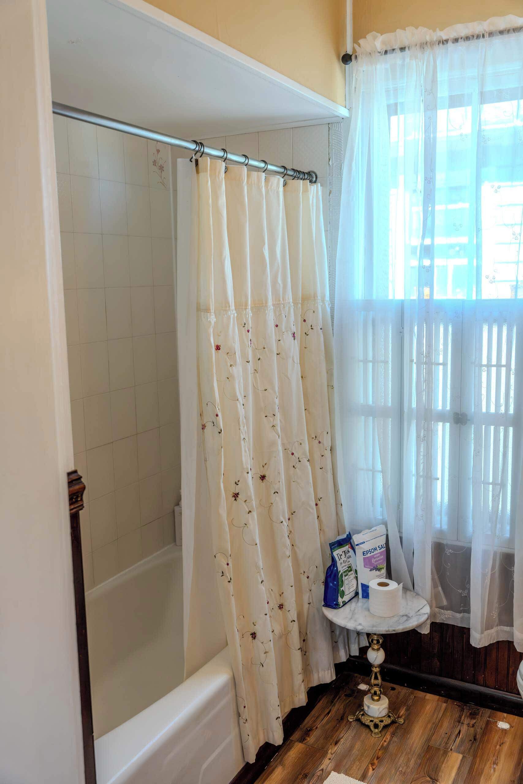 Dusche, Haartrockner, Handtücher, Shampoo