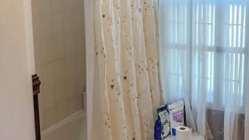 Dusche, Haartrockner, Handtücher, Shampoo