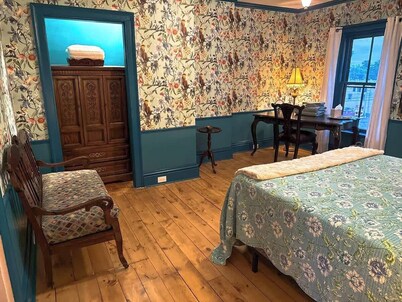 The Gould Residence & The Knapp Retreat
