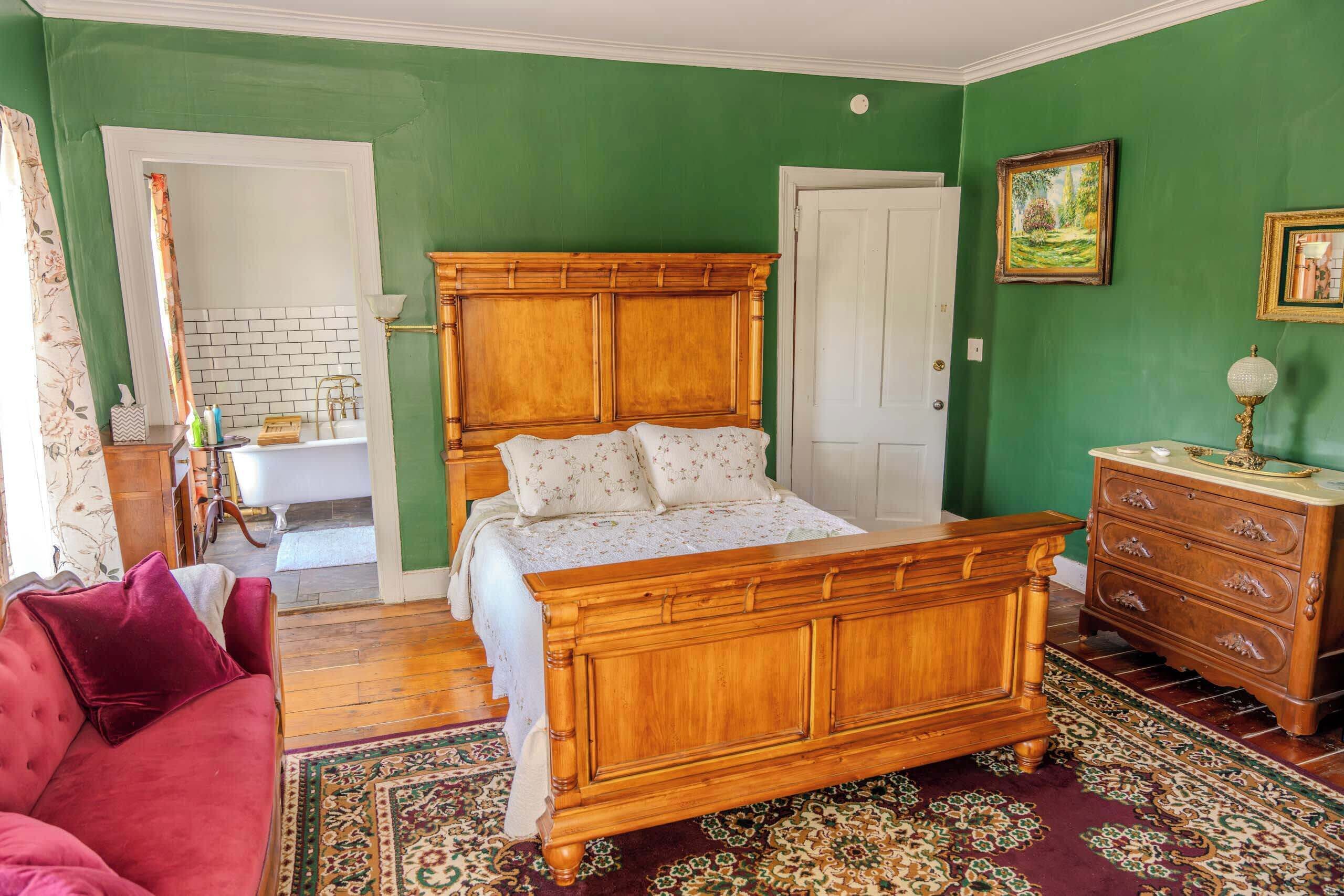 6 bedrooms, desk, iron/ironing board, WiFi (free)