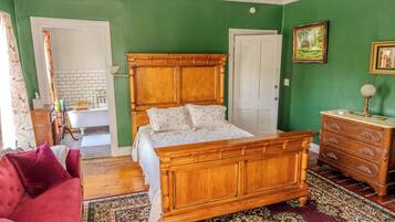 6 bedrooms, desk, iron/ironing board, WiFi (free)
