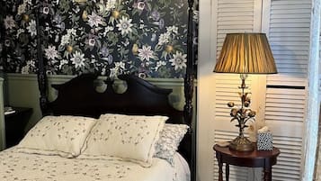 8 bedrooms, desk, iron/ironing board, WiFi (free)