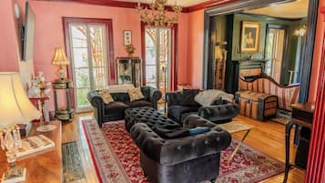 Smart TV, fireplace, stereo, offices