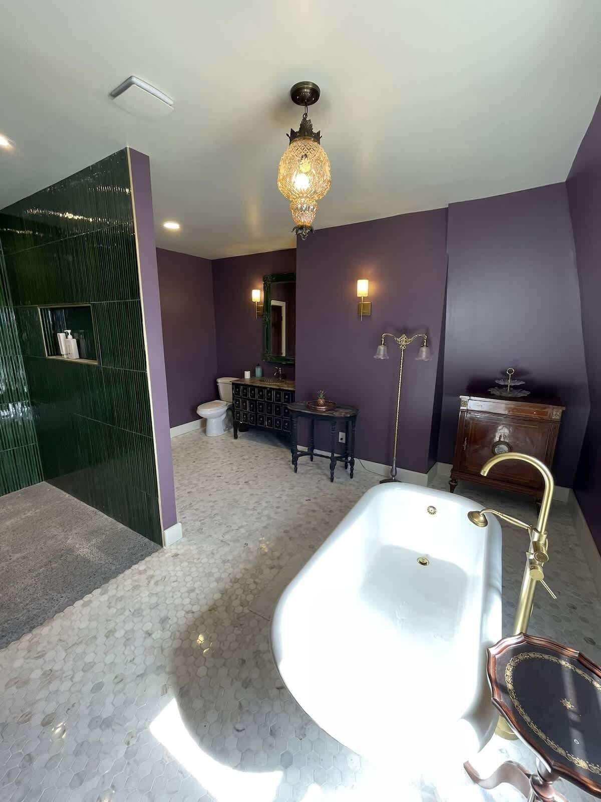 Een douche, een haardroger, handdoeken, shampoo