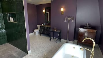 Een douche, een haardroger, handdoeken, shampoo