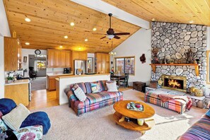 Smart TV y chimenea 