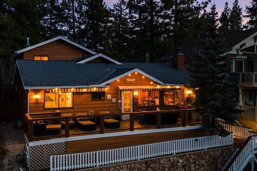 Lakeview Retreat with Great Lake View patio, pet friendly, lots of space!