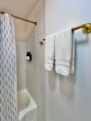 Sèche-cheveux, serviettes fournies, savon, papier toilette