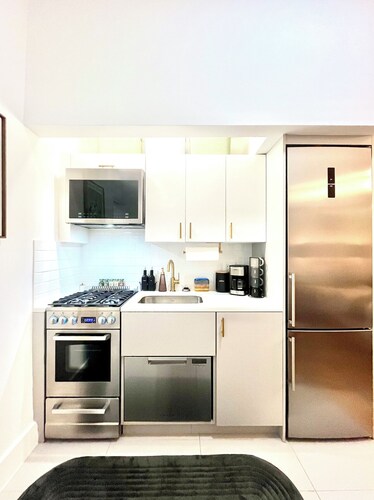 Emerald Haus - East Village Gem - Sleeps 3