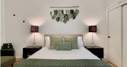 Emerald Haus - East Village Gem - Sleeps 3