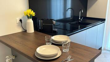 Superior Apartment, 1 Bedroom, Balcony | Dapur peribadi | Dapur, alat memasak/pinggan mangkuk/perkakas dapur