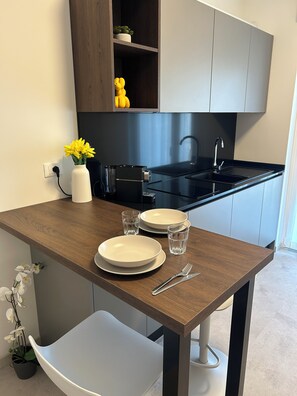 Superior Apartment, 1 Bedroom, Balcony | Dapur peribadi | Dapur, alat memasak/pinggan mangkuk/perkakas dapur