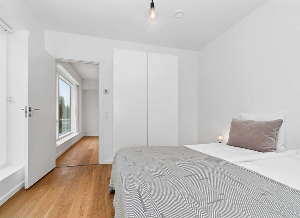 2 عدّة غرف نوم ومكتب ومكواة/لوح كي وواي فاي