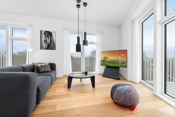 Televisión y oficina 