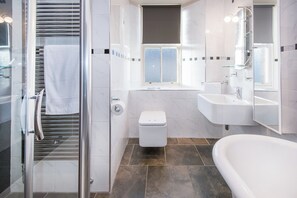 Dusche, Haartrockner, Handtücher, Seife