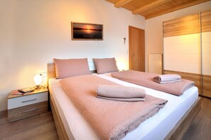 4 bedrooms, iron/ironing board, WiFi, bed sheets