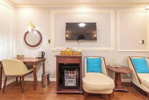 Family Room | Iron/ironing board, free WiFi