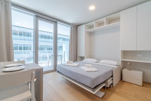 Studio, parveke | Silitysrauta/-lauta, ilmainen Wi-Fi, vuodevaatteet