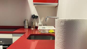 Een microgolfoven, een oven, een vaatwasser