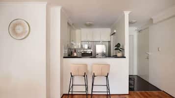 Coffee/tea maker, fridge, microwave, oven