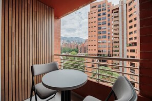 Outdoor dining - lEPl Elegant & Well Located Apt, AC, Near Provenza (Medellín)