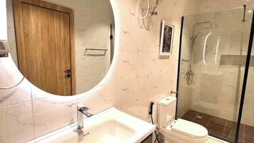 シャワー、タオル、石鹸、トイレットペーパー