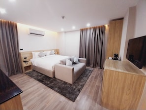 4 habitaciones, tabla de planchar con plancha, wifi y ropa de cama