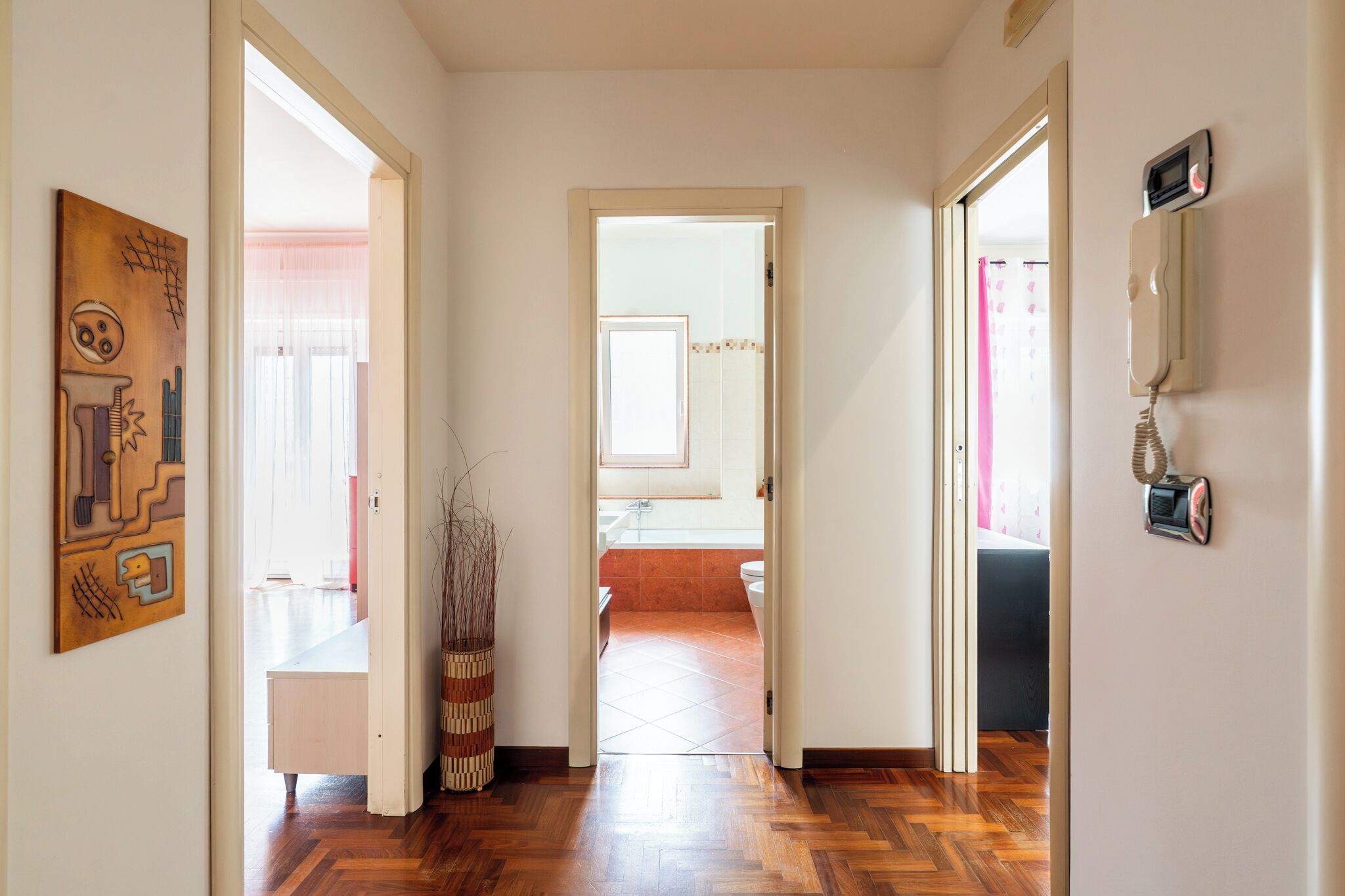 Leilighet, balkong | Oppholdsområde | En 30-tommers TV med Parabol-TV