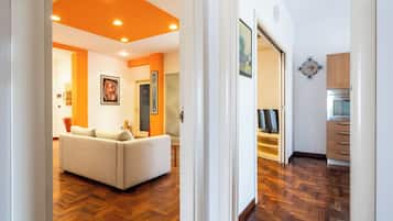 Leilighet, balkong | Oppholdsområde | En 30-tommers TV med Parabol-TV