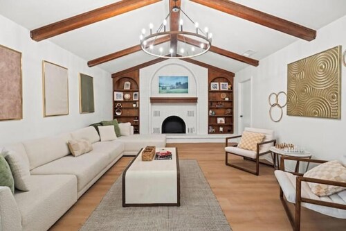 Renovated home w/beautiful outdoor living space: Includes a hottub & fire pit!