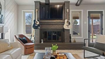 Una Smart TV, una chimenea