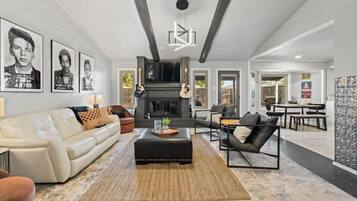 Una Smart TV, una chimenea