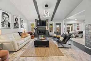 Smart TV, fireplace