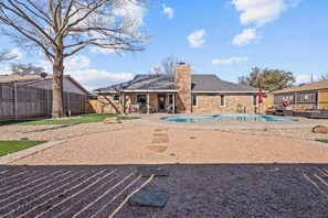 Exterior - Stellar home in NW Lubbock: Well designed with Pool, Putting Green and Fire Pit (Lubbock)
