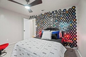 3 bedrooms, free WiFi, bed sheets, wheelchair access - Stellar home in NW Lubbock: Well designed with Pool, Putting Green and Fire Pit (Lubbock)