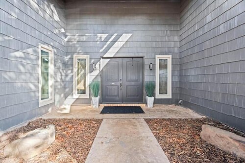 Stellar home in NW Lubbock: Well designed with Pool, Putting Green and Fire Pit