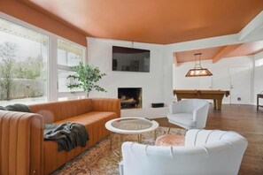 Smart TV, fireplace
