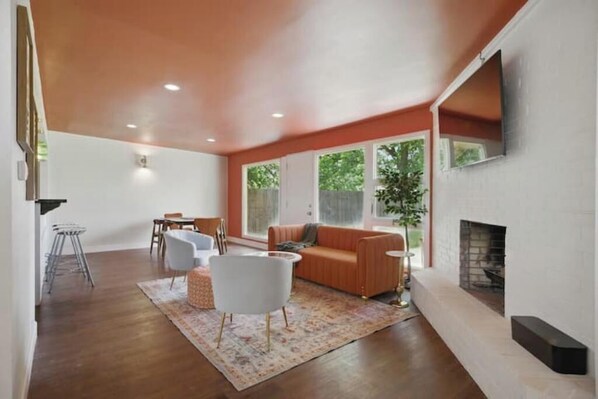 Smart TV, fireplace
