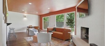 Pool Table : Sleeps 8 : 5 min to TTU