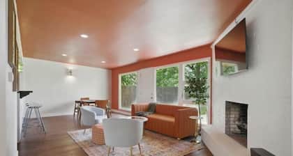 Pool Table : Sleeps 8 : 5 min to TTU