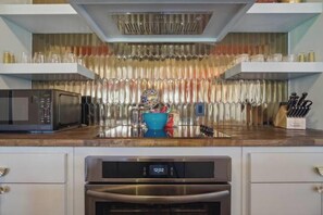 Microondas, horno, parrilla de estufa y lavavajillas 