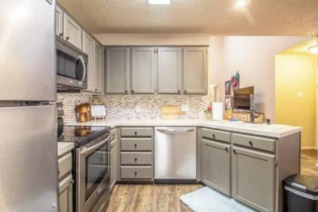 Microondas, horno, placa de cocina y lavavajillas