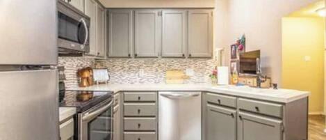 Four Ă micro-ondes, un four, surface de cuisson, lave-vaisselle