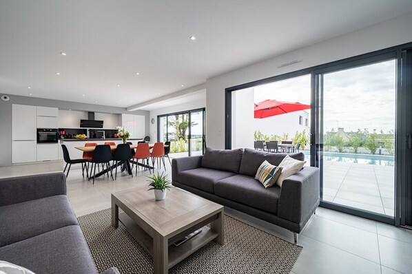 TV, foosball, books - Villa with swimming pool, sea view, 200m from the beach (CLOHARS CARNOET)