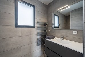 Shower, hair dryer, toilet paper