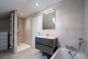 Shower, hair dryer, toilet paper