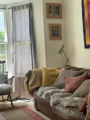 Una televisión, una chimenea