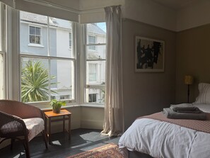 3 habitaciones, tabla de planchar con plancha, wifi y ropa de cama