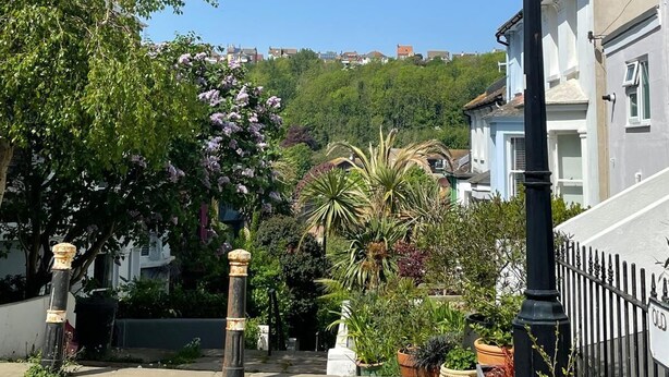 A street with a black lamppost, a white building with a sign reading "OLD", and a hill with houses in the background. - Peaceful Hastings old town hideaway (Hastings)